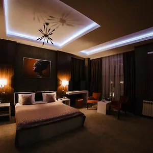 Hillmond فندق